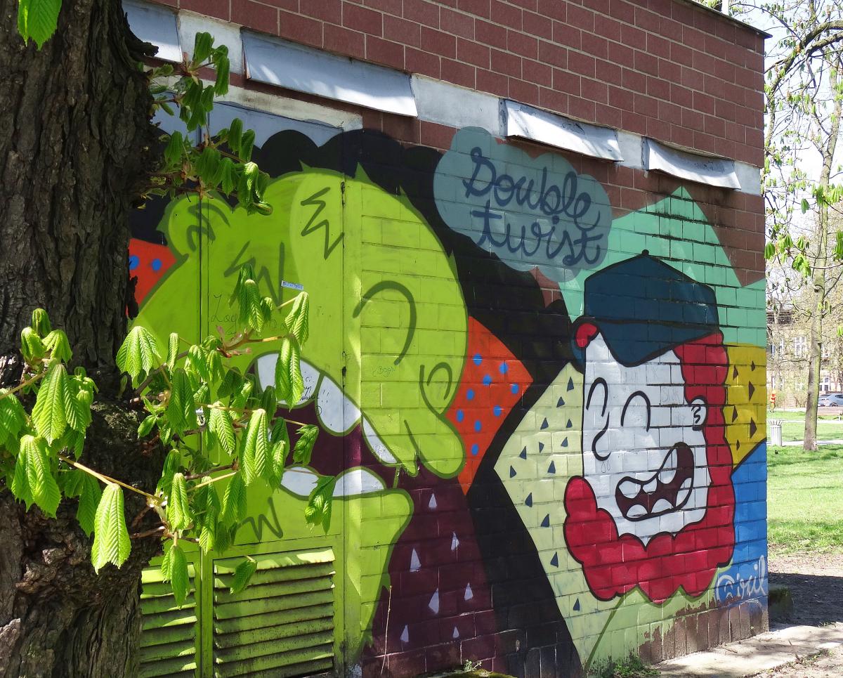 Graffiti Graffiti na budynku położonym w parku